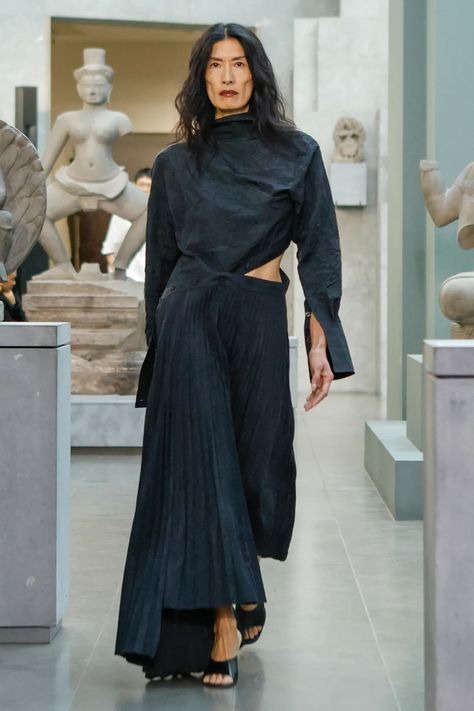 Peter Do Spring 2025 Ready-to-Wear Runway, Fashion Show & Collection Review [PHOTOS] Peter Do Fashion, Dark Clothes, Runway Fashion Couture, Peter Do, Summer 2025, Spring 2025, Show Collection, September 2024, Fashion Show Collection