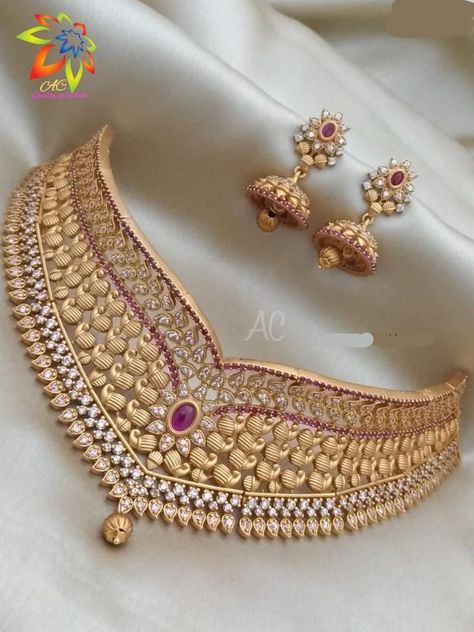 Polki Choker, Choker Necklace Designs, Choker Designs, Gold Necklace Indian Bridal Jewelry, Jewelry Set Design, Gold Bridal Jewellery Sets, Wedding Jewellery Collection, Gold Jewelry Simple, Gold Fashion Necklace