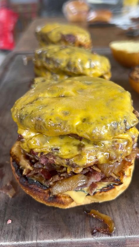 Miguels Cookingwithfire, Double Cheeseburgers, Creative Plating, Mini Burger Appetizers, Vibrant Food, Double Cheeseburger, Amazing Food Videos, Plating Ideas, Vegetarian Burger