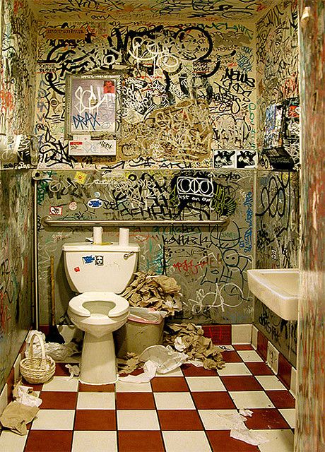 Punk Room, Bathroom Graffiti, Street Graffiti, Graffiti Wall, Grunge Photography, Graffiti Lettering, Street Art Graffiti, Grunge Aesthetic, Abandoned Places