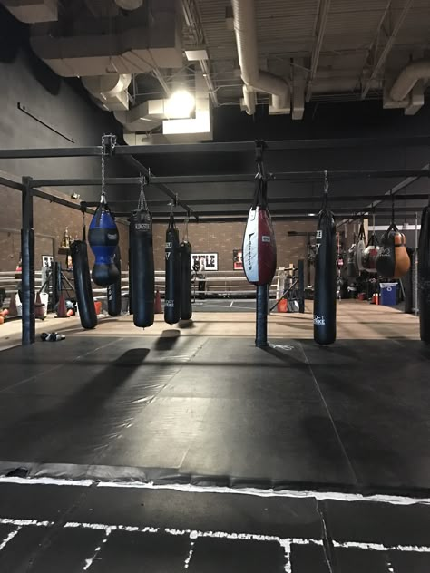 Find A Dream Training Room Combat Aesthetic, Snap Boxe, Boxing Gym Aesthetic, Boxe Aesthetic, Boxer Aesthetic, Muay Thai Gym, Boxe Thai, Mma Gym, Gym Interior