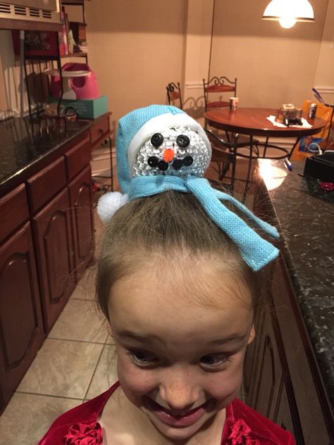 Crafty snowman bun- super cute!  I did this with stuff I had already in the house. Snowman Hairstyles For Kids, Snowman Hairstyle, Snowman Hair, Christmas Hairstyle, Girl Hair Dos, Ugly Christmas Shirts, Christmas Week, Wacky Hair Days, Wacky Hair