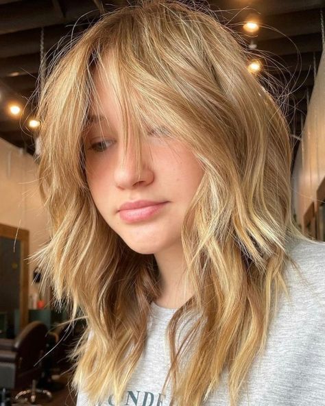 Soft Midi Shag for Girls Long Bob Shaggy Layers, Medium Shag Haircuts With Curtain Bangs, Wavy Hair Choppy Layers, Medium Shag With Curtain Bangs Straight Hair, 90s Shag Haircut, Shag With Curtain Bangs, 70s Shag, Goldie Locks, Balayage Ideas