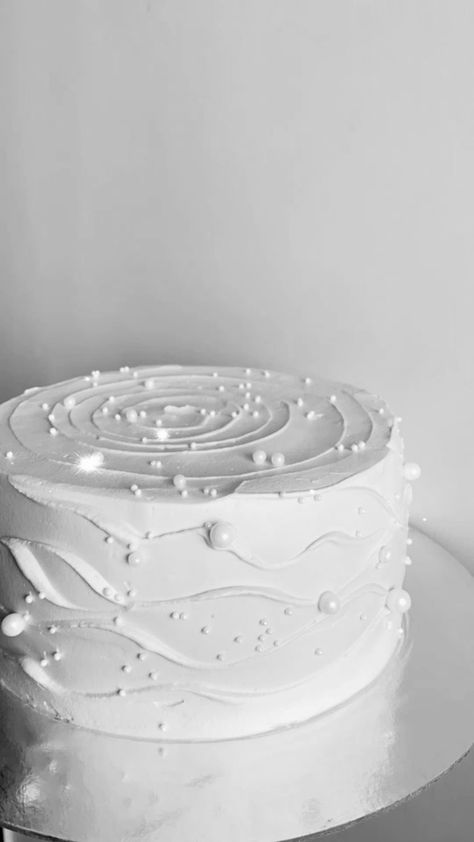 Simple Wedding Cake Simple Wedding Cake Small One Tier, Birthday Cake White And Silver, Minimal Floral Cake, White Cake Ideas Birthdays, White Birthday Cake Design, White Birthday Ideas, Simple White Cake Design, Minimalist White Cake, Cake Inspo Simple