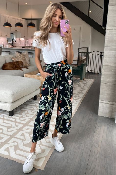 How To Style Floral Pants, Flowered Pants Outfit, Floral Pant Outfit, Floral Business Casual Outfits, White Flower Pants Outfit, Spring Pants Outfits Dressy, Flowy Summer Pants Outfit, Floral Linen Pants Outfit, Black Floral Pants Outfit