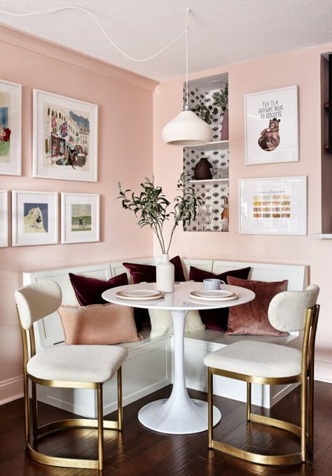 Pretty in pink Pink Dining Rooms, Colorful Apartment, Stylish Dining Room, Townhouse Designs, Stylish Apartment, Dining Room Storage, Dining Nook, Household Decor, Design Del Prodotto