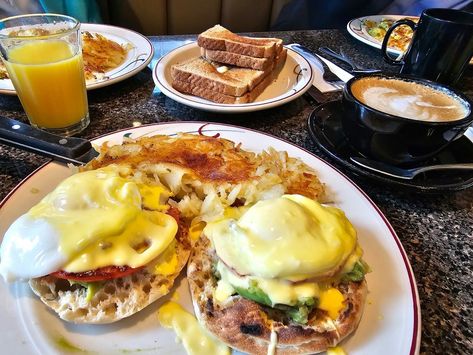 Discover the top breakfast spots in Midtown Manhattan for a delightful morning feast! #MidtownBreakfast #NYCEats Nyc Breakfast Restaurants, Nyc Houses, Nyc Breakfast, Cheap Breakfast, Bagel Breakfast Sandwich, Midtown Nyc, New York Bagel, Breakfast Places, Brunch Places