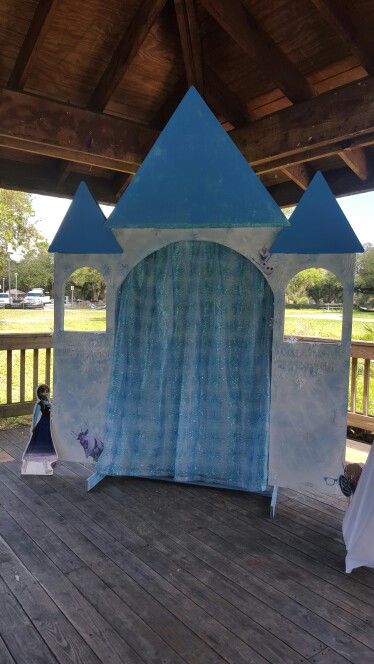 Frozen Castle Cardboard, Disney Photo Booth, Princess Birthday Party Decorations Diy, Frozen Photo Booth, Kids Birthday Party Activities, Frozen 3rd Birthday, Elsa Birthday Party, Frozen Castle, Disney Frozen Birthday Party