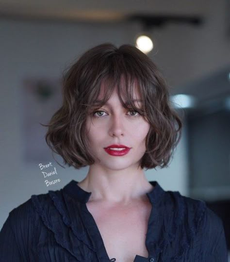 20 French Bob Haircuts that Ooze Parisian Charm – The Right Hairstyles French Bobs, Short Hair Cuts For Round Faces, Chin Length Haircuts, Short Wavy Bob, French Bob, Face Framing Bangs, Bob Haircut With Bangs, Chin Length Hair, Round Face Haircuts