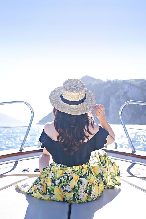 The best way to see Capri! (Amalfi Coast, Italy) Poses With Hat, Amalfi Coast Picture Ideas, Capri Picture Ideas, Amalfi Coast Italy Photo Ideas, Capri Italy Photo Ideas, Amalfi Coast Photo Ideas, Italy Fashion Summer, Beach Poses By Yourself Photo Ideas, Beach Poses By Yourself