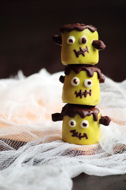 Frankenstein Marshmallow Pops ~ These are easy to make and even more fun to eat. Perfect as a Halloween treat, these little monsters can be placed on top of cakes, cupcakes, cookies, or left to speak for themselves Frankenstein Marshmallow, Fun Halloween Activities, Holiday Kids, Marshmallow Pops, Halloween Treat Bags, Halloween Treat, Halloween Recipes, Halloween Activities, Popular Recipes