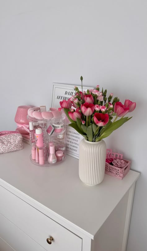 Room Inspo Flowers, Pink Girly Lifestyle, Flowers Room Aesthetic, White Room With Pops Of Color, Girly Aesthetic Bedroom, Flower Bedroom Aesthetic, Pink Aesthetic Apartment, Cute Girly Apartment, Pink Apartment Aesthetic