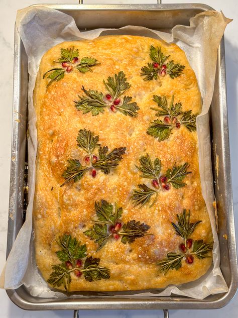 Christmas Focaccia: Same-Day Recipe with Easy Decoration Foccacia Bread Pretty, Focaccia Bread Christmas, Holiday Foccacia, Focaccia Christmas Tree, Foccacia Bread Christmas, Christmas Sourdough Focaccia, Foccacia Bread Christmas Art, Foccacia Christmas, Focaccia Decoration