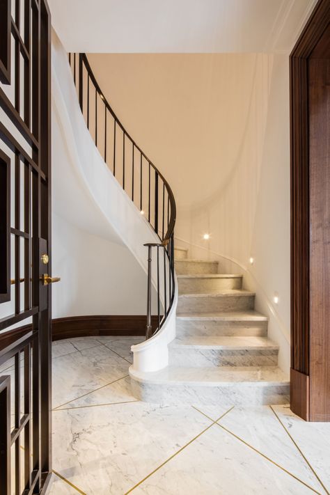 Curved white marble staircase of New York condo with dark contrasted railing. Interior design by Pembrooke & Ives. Round Stairs, Luxury Staircase, Outdoor Living Space Design, Marble Staircase, Stairs Design Interior, Marble Stairs, Mudroom Entryway, Stair Lights, B Design