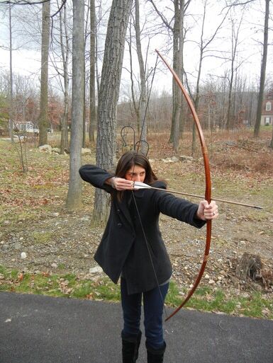 Hunger Games replica - the forest runner longbow - http://evpo.st/1ti5HF9 Traditional Bowhunting, Native American Bow, English Longbow, Leather Quiver, Archery Gear, Bow Wood, Archery Target, Traditional Bow, Archery Arrows