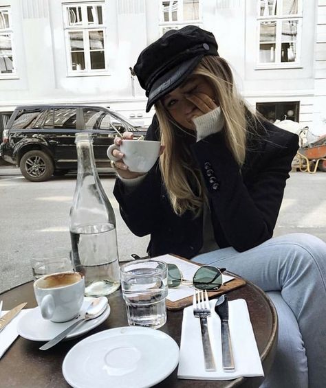 Baker Hat Outfit, Bakers Boy Hat, Baker Boy Hat Outfit, Baker Hat, Hat Outfit Ideas, Relaxed Woman, Barbara Martelo, Winter Streetstyle, Josefine H J