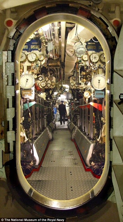 Submarine Museum, Submarine Pictures, Royal Navy Submarine, Navy Submarine, Us Navy Submarines, Marine Engineering, Sci Fi Environment, Merchant Marine, Hatches