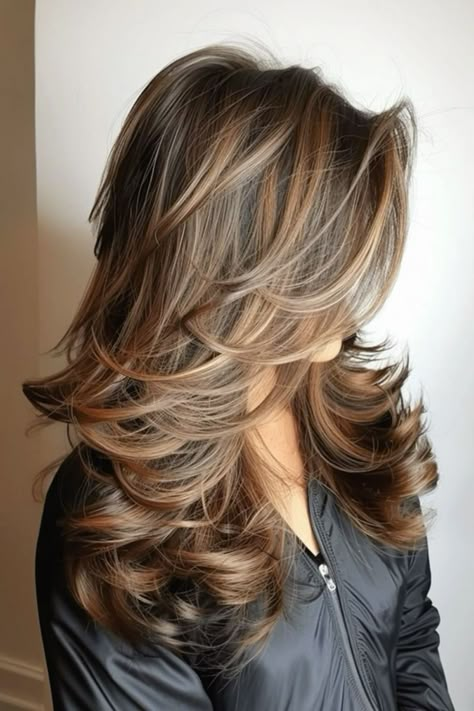 Layered Highlighted Hair, Textured Layers Long Hair, Volume Layer Haircut, Layered Hair With Highlights, Volume Haircut, Hair With Volume, Versatile Haircut, Haircut Layers, Rambut Brunette