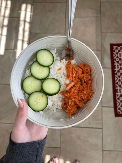 Tuna And Rice Bowl, Spicy Tuna Bowl, Tuna Rice Bowl, Tuna Cucumber, Tuna Bowl, Clean Eating Recipes Lunch, Caloric Deficit, Spicy Tuna, Food Therapy