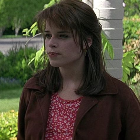 Neve Campbell 90s, Scream Outfits, Scream Cast, Scream Franchise, Neve Campbell, Horror Movie Icons, Scream Movie, Movie Fashion, Married Couple