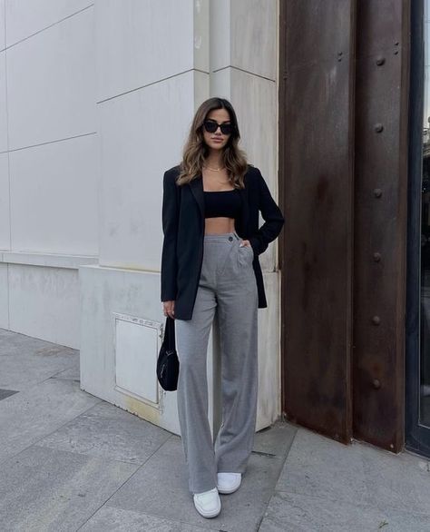 Ideas para usar un pantalón de vestir gris y acampanado | Es la Moda Street Style Outfits Casual, Paris Outfits, Grey Pants, Office Outfits, College Outfits, Outfits Casuales, White Sneakers, Daily Outfits, Look Fashion