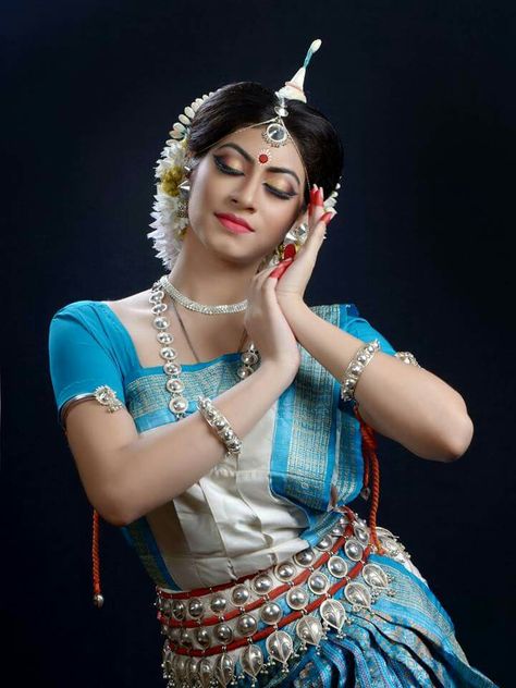 Odisi Classical Dance Makeup, Odissi Dance, Dance Indian, Indian Classical Dancer, Bharatanatyam Poses, Dance Of India, Indian Classical Dance, Dance Makeup, Hindu Culture