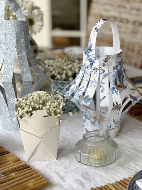 blue and white paper lanterns and chinese take-out box as a vase for Chinese themed table setting Themed Dinner Party, Asian Pattern, Japanese Table, Handmade Napkins, Chinese Take Out, Themed Dinner, Dinner Club, Dinner Party Themes, Chinese Pattern