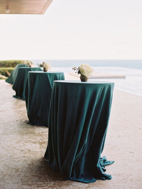 love the teal tablecloths at this reception by the sea Photography: Ryan Ray Photography - ryanrayphoto.com Cocktail Table Decor, Summer Wedding Cakes, Vera Wang Wedding, Wedding Lounge, Wedding Dresses Vera Wang, Green Cocktail, Sea Photography, Emerald Wedding, Nails Elephant