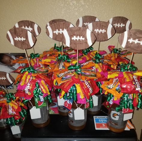 Homecoming Buckets Football, Football Homecoming Gifts For Boys, Youth Football Homecoming Ideas, Football Team Snacks Ideas, Football Homecoming Ideas, Homecoming Gifts For Football Players, Football Fundraising Ideas, Grizzlies Football, Locker Room Decorations