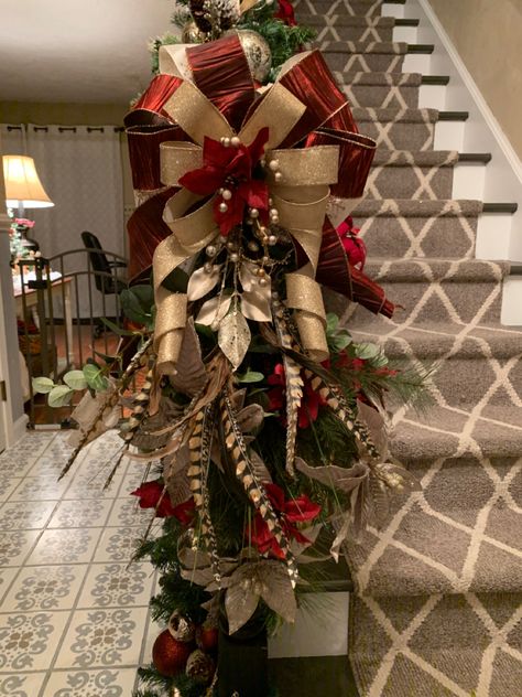 Stairway Swag Diy, Gray Rooms, Christmas Fireplace Garland, Christmas Banister, Christmas Stairs Decorations, Decorated Trees, Sugarplum Fairy, Floral Swags, Christmas Stairs