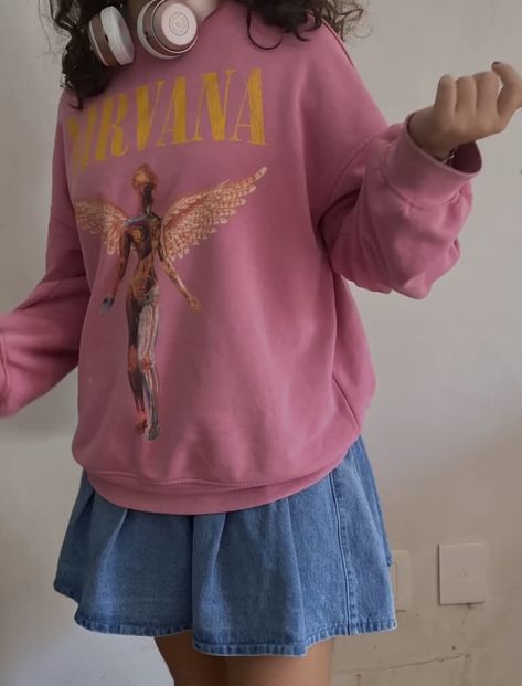 Outfit aesthetic nirvana Nirvana Hoodie Outfit, Nirvana Fashion, Nirvana Hoodie, Fashion Aesthetic Outfits, In Utero, T Shirt Outfit, Hoodie Outfit, Tshirt Outfits, Fashion Aesthetic