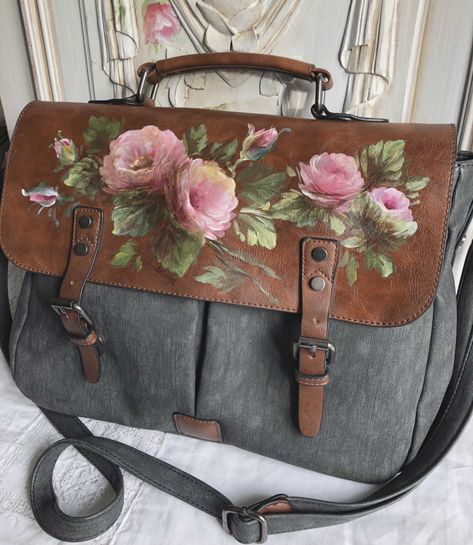 Painted Leather Bag, Hand Painted Purses, Painted Handbag, Painted Purse, Fabric Paint Diy, Painted Items, Fabric Painting On Clothes, Handpainted Bags, Painted Bags