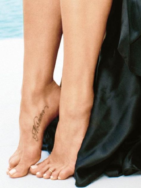 Jennifer Aniston's 1st tattoo.. A tribute to her beloved doggie. Jennifer Aniston Tattoo, Jennifer Aniston Legs, Taboo Tattoo, Jennifer Aniston Hair, Foot Tattoos For Women, Foot Tattoo, Great Tattoos, Name Tattoos, Beloved Dog