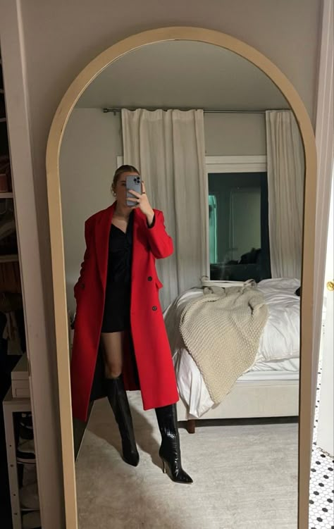 Red Long Coat Outfits, Red Coat Outfit Winter, Red Trench Coat Outfit, Red Heels Outfit, Red Coat Outfit, Red Long Coat, Mantel Outfit, Long Coat Outfit, Winter Coat Outfits