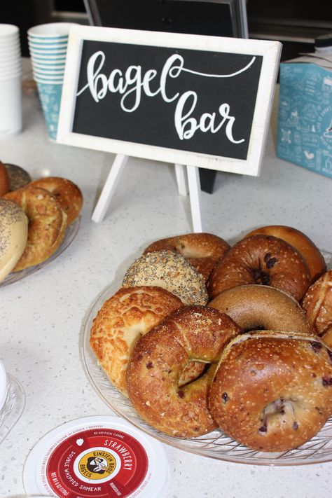 Bagel Display Brunch Ideas, Bagel Buffet, Bagel Bar Brunch, Bagel Platter, Panera Bagels, Birthday Party Meals, Grad Brunch, Bagel Holder, Coffee Baby Shower