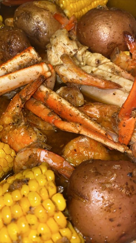 Thaw Frozen Shrimp, Shrimp Dips, Seafood Boil Recipes Cajun, Pescatarian Dishes, Crab Boil Recipe, Seafood Broil, Seafood Boils, Cajun Seafood Boil, Boil Recipes