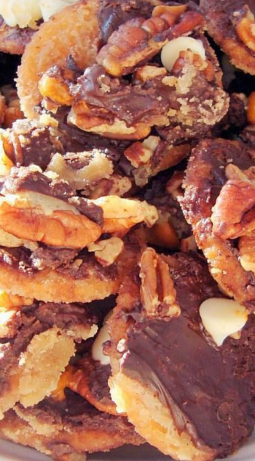 Pecan Ritz Crackers, Ritz Cracker Chocolate Bark, Christmas Cracker Toffee With Ritz Crackers, Ritz Cracker Chocolate Peanut Butter, Ritz Cracker Chocolate Covered, Ritz Cracker Bark, Cracker Candy Recipe Ritz, Crushed Ritz Cracker Recipes, Peanut Butter Bits Cracker Candy