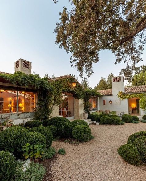 Patina Farm, Ojai California, Mediterranean Home Decor, Casas Coloniales, Spanish Style Homes, Casa Exterior, Mediterranean Garden, Mediterranean Home, Spanish House