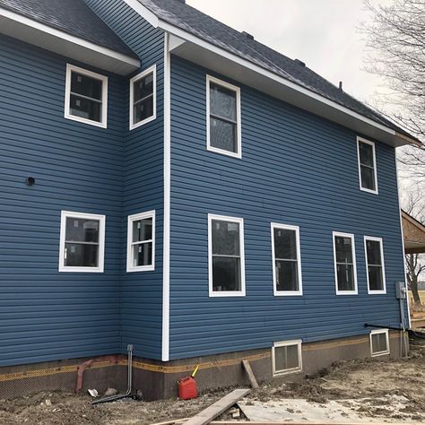 Cabot Blue Vinyl Siding, Blue Vinyl Siding House, Outdoor House Colors, Blue Vinyl Siding, Vinyl Siding House, Siding House, Vinyl Siding Installation, Vinyl Siding Colors, Woods Cabin