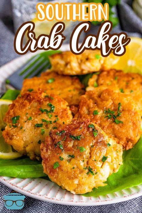 Southern Crab Cakes (+Video) - The Country Cook Cornbread Crab Cakes, Louisiana Crab Cakes, Fried Crab Cakes Recipes, Southern Crab Cakes, Fried Crab Cakes, Seafood Shack, Seafood Ideas, Crab Cakes Easy, Future Grandma