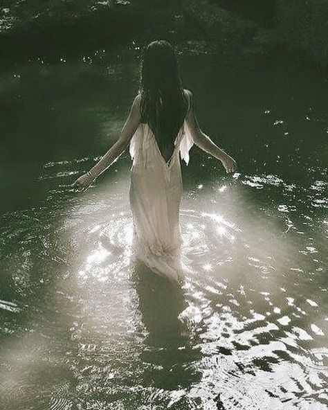 Mystic Girls, Lake Photoshoot, Photo Class, Nature Sketch, Water Pictures, Nature Photoshoot, Ethereal Aesthetic, Witch Aesthetic, Fantasy Aesthetic