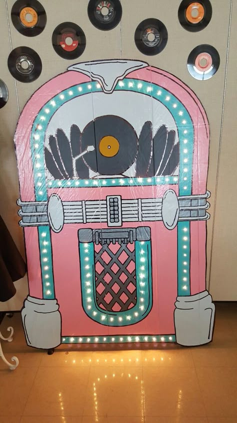 Juke Box Cardboard, Retro Hoco Theme, 50s Float Ideas, Decades Float Ideas, 1950s Music Aesthetic, Grease Party Decorations Diy, 50s Wall Art, Diy 1950s Decorations, Diy Jukebox Prop Cardboard Boxes