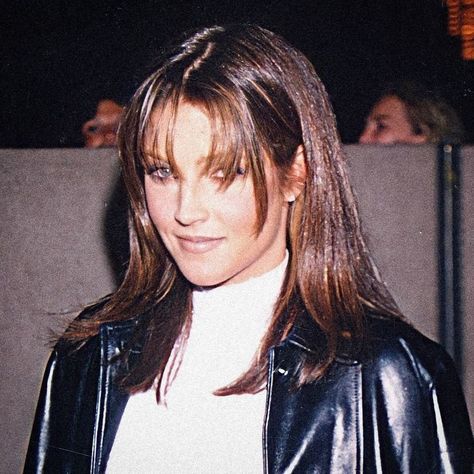 Lisa Marie Presley 90s, Lisa Presley, 90s Fashion Icons, Presley Family, Linda Thompson, Marie Presley, Pisces Moon, Hairstyles For Layered Hair, Priscilla Presley