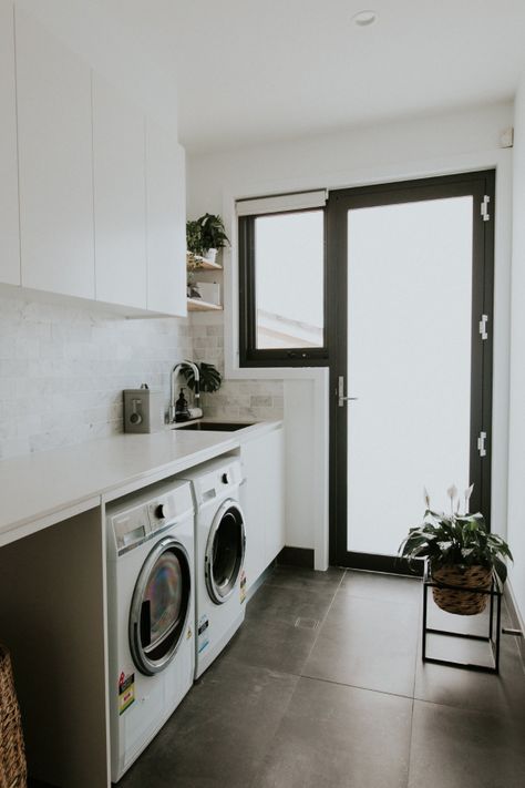 Gorgeous luxury laundry with marble brick splashback, large format grey floor tiles and loads of storage Laundry Makeover, Laundry Nook, Laundry Room Storage Shelves, Small Laundry Room Organization, Stunning Homes, Room Storage Diy, Grey Floor Tiles, Laundry Design, Farmhouse Laundry Room