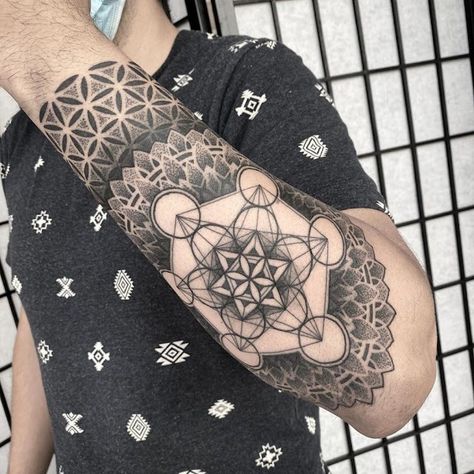 Flower Of Life Meaning, Cube Tattoo, Flower Of Life Tattoo, Tattoo Sleeve Filler, Geometric Sleeve Tattoo, Sacred Geometry Tattoo, Geometry Tattoo, Metatrons Cube, Geometric Sleeve