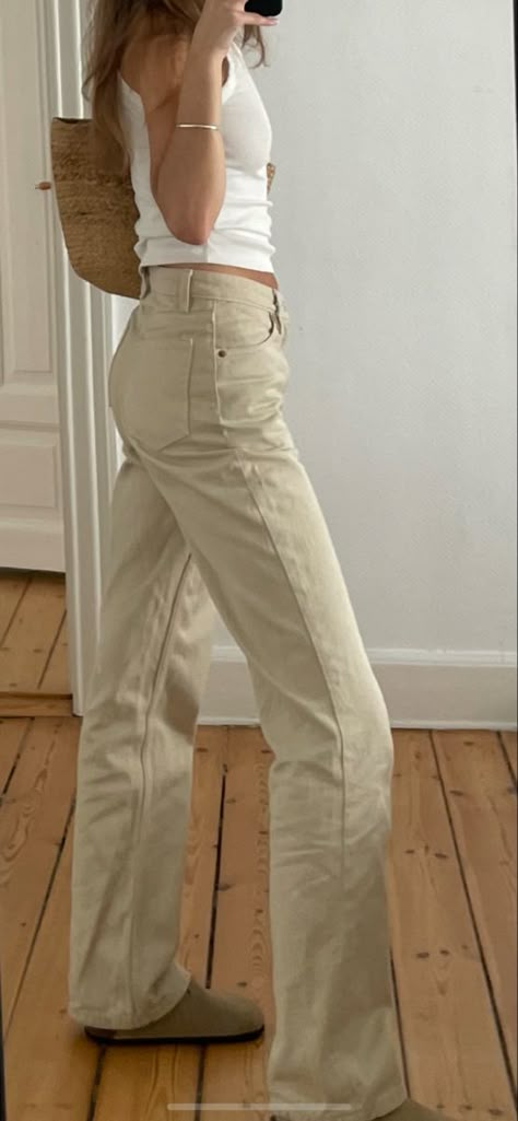 All White Wardrobe, Cream Jeans Outfit Street Style, Beige White Outfit, Cream Jeans Outfit, Beige Jeans Outfit, Cream Jeans, Beige Jeans, Fits Aesthetic, Jeans Outfit