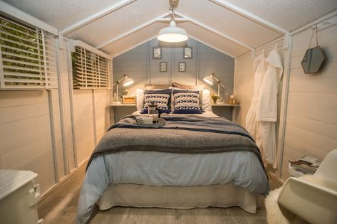 This cosy reading snug has just won the Grand Shed Project Shed Bedroom Ideas, Guest House Shed, Shed Guest House, Tiny Guest House, Summer House Interiors, Shed Garden, Shed Interior, Summer House Garden, House Shed