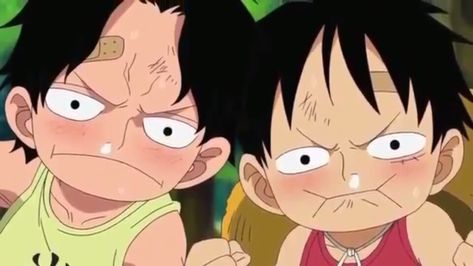 Little Ace and luffy are so freaking adorable Luffy Brothers, Ace Luffy, Luffy Ace, Ace One Piece, Madara Wallpaper, رورونوا زورو, Ace Sabo Luffy, Ace And Luffy, One Piece Tattoos