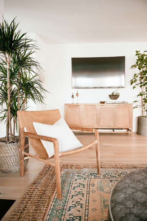 wooden chair with white pillow in living room California Bungalow Interior, Bungalow Living Room, Style Californien, California Room, Bungalow Interior, California Decor, California Bungalow, California Modern, California Living