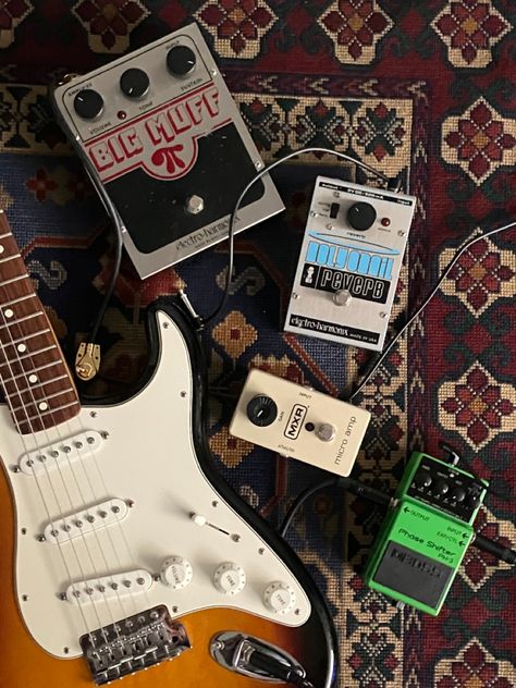 Fender Guitars Aesthetic, Guitar Pedals Aesthetic, Fender Stratocaster Aesthetic, Stratocaster Aesthetic, Fender Aesthetic, Vintage Fender Stratocaster, Sunburst Stratocaster, Grunge Guitar, Manifest 2024